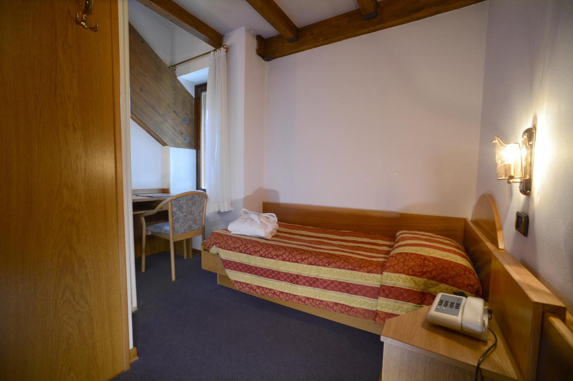 Hotel Margherita Сан-Мартино-ди-Кастроцца Номер фото